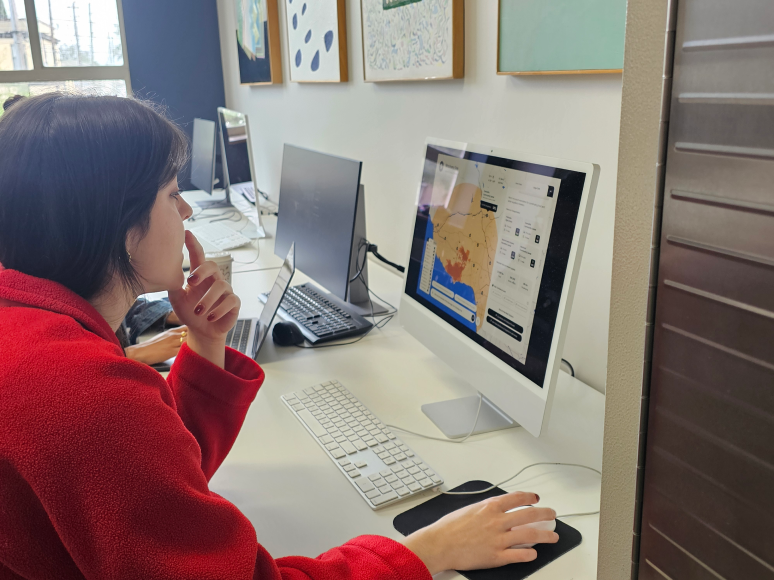 Participant evaluating the Sage interface